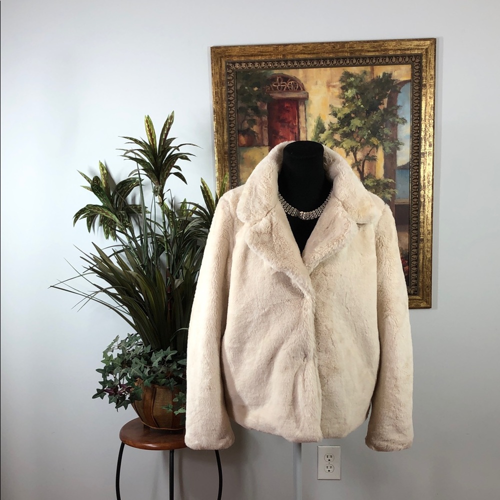 Jou Jou Cream Teddy Jacket Size Large Long Sleeve‎ Collared snaps Closure Lined